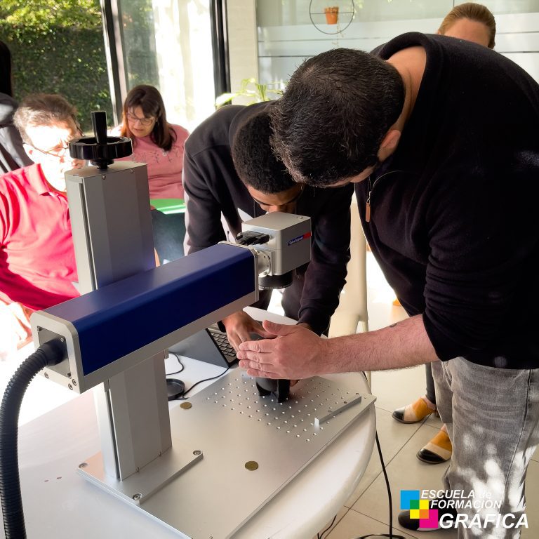 Curso de corte y grabado láser - 19 de Octubre del 2025 - Escuela de Formacion grafica23