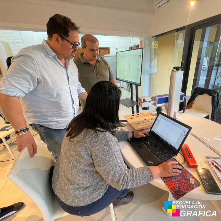 Curso de corte y grabado láser - 19 de Octubre del 2025 - Escuela de Formacion grafica28